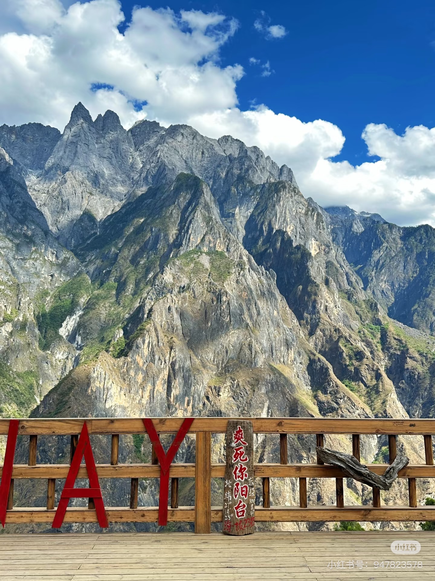 Mountain peaks along the Tiger Leaping Gorge trail